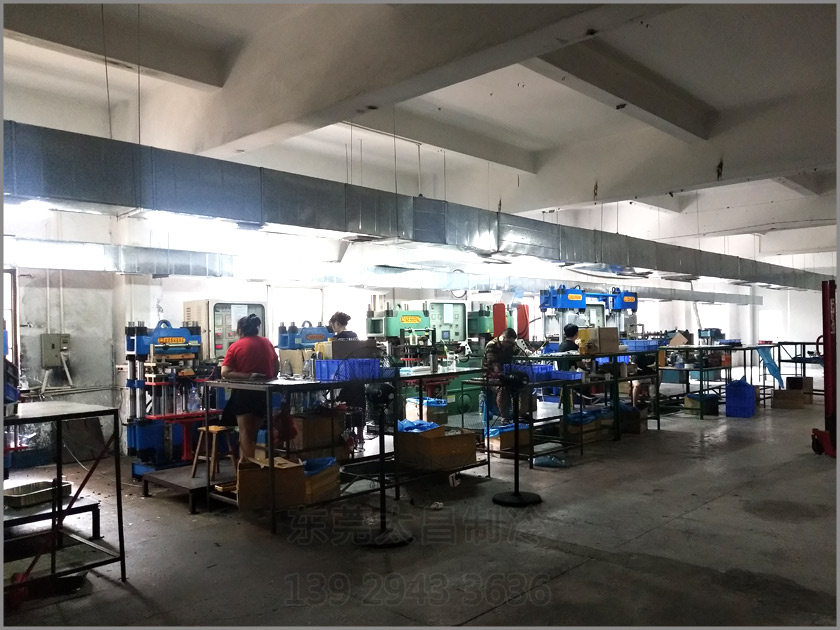 樟木頭吸盤廠車間降溫工程,環(huán)?？照{(diào),車間降溫,大型空調(diào),廠房降溫,潤(rùn)東方環(huán)?？照{(diào)